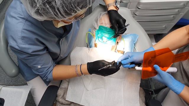 Робота лікаря і асистента в 4 руки смотреть онлайн