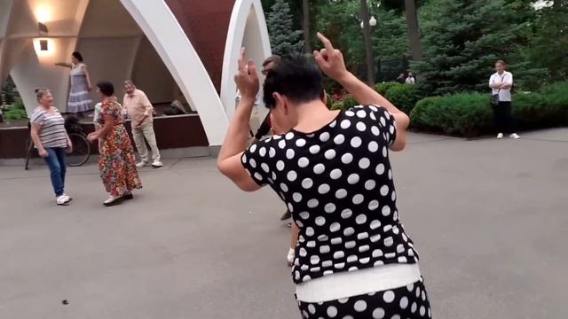 ТАКОЙ НЕ СМЕЛЫЙ И СЛУЧАЙНЫЙ БЛЕСК ЗНАКОМЫХ ГЛАЗ! ТАНЦЫ В ПАРКЕ ГОРЬКОГО ХАРЬКОВ смотреть онлайн