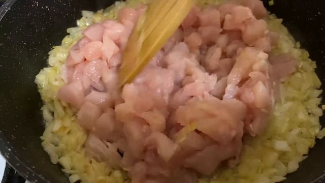 Жульен из куриной грудки . Жульен без грибов.Жульен в тарталетка из слоенного теста.#сметана#грудка смотреть онлайн