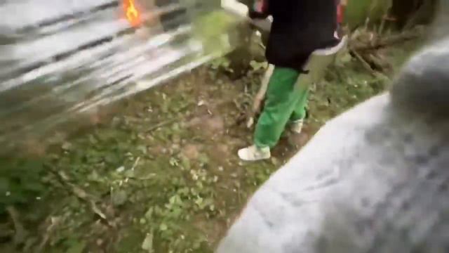 Хазяева Делают дом из пленки и разжигают костёр смотреть онлайн