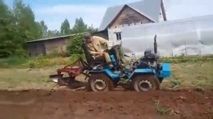 Самодельный минитрактор переломка вспашка огорода двухкорпусным плугом