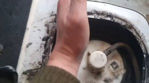 Киа Рио: плохо заводится, глохнет .замена топливного насоса. как снять насос ,где находится