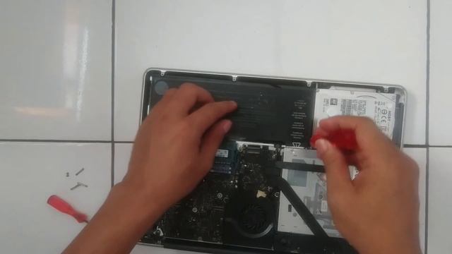 Cara ganti baterai laptop macbook (A1278) /tipe lain. смотреть онлайн