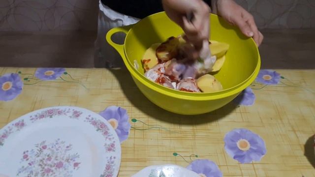 Куриные крылышки запеченные с картошкой в духовке. смотреть онлайн
