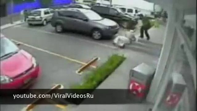 Въехала в магазин за покупками (Woman drives into the store) смотреть онлайн