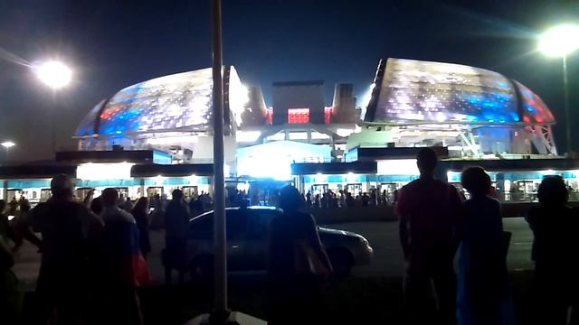 Около Арены Фишт (Сочи). Россия - Хорватия. Гимн России / 1/4 finals Russia -Croatia смотреть онлайн