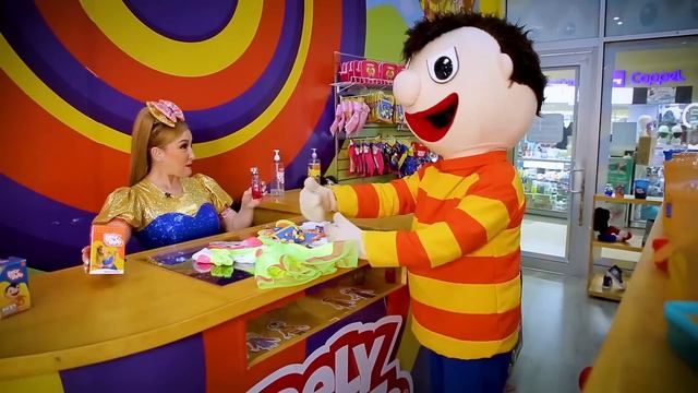 BETO Compra Un Regalo Secreto - Bely Y Beto