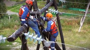 Работы на высоте в электроэнергетике. Подъем на деревянную опору и эвакуация.