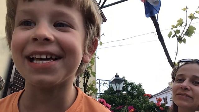 Маленький мальчик играл в водолаза смотреть онлайн