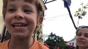 Маленький  мальчик играл в водолаза