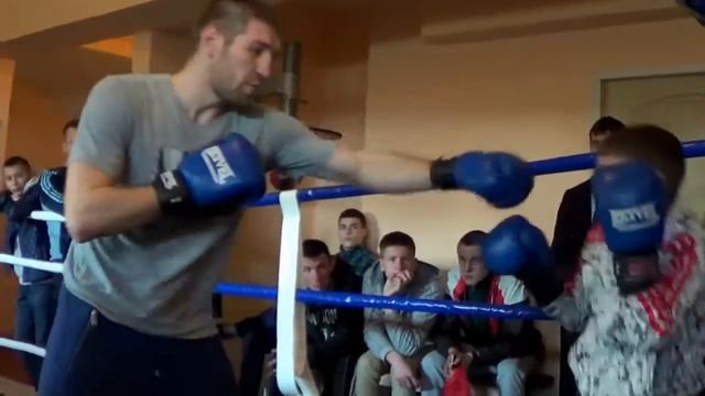 Чемпион мира по бокс Дмитрий Пирогов дает уроки бокса юнцам смотреть онлайн