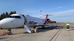 Региональный самолет Бомбардье CRJ-200 в аэропорту Барнаула