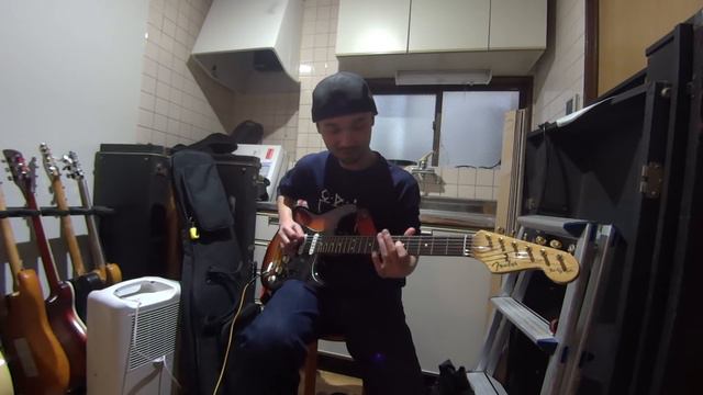 友人のご自宅で Fender USA「Stevie Ray Vaughan SRV Stratocaster」を弾かせていただきました！ смотреть онлайн