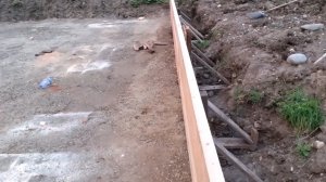 Дом с нуля. Опалубка ленточного фундамента из г@v№а и палок. День первый