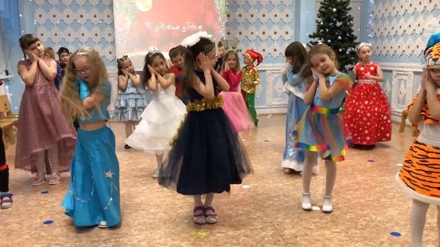 Новогодний утренник в детском саду 2022! Всё как обычно, но только Дед мороз на удаленке... смотреть онлайн