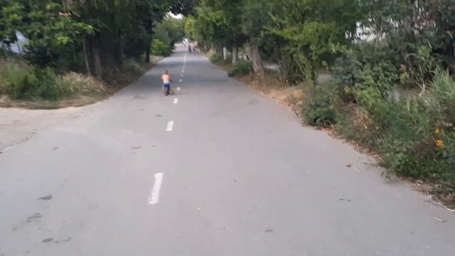 2х летний Денис показывает как научился кататься на беговеле смотреть онлайн