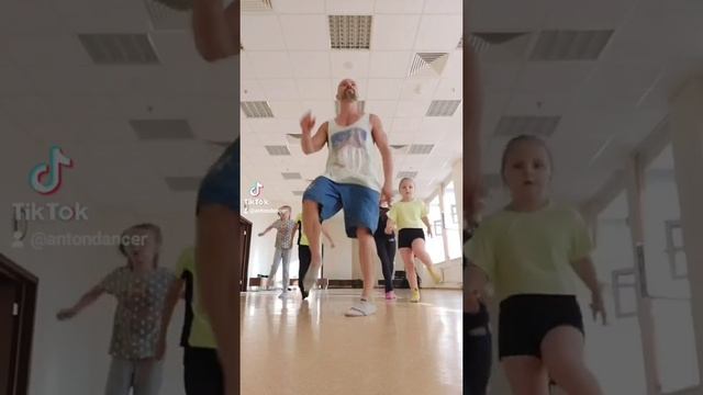 УЧИМ САМОЕ ПРОСТОЕ ДВИЖЕНИЕ НОГАМИ/ УРОКИ ТАНЦЕВ ОНЛАЙН ИЗ ТИК ТОК ТРЕНДОВ/ ОБУЧЕНИЕ ТАНЦАМ ШАФЛ. смотреть онлайн