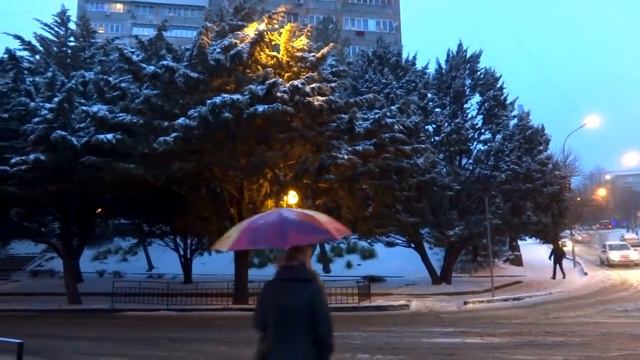 Дороги в снегу, осторожная езда, словно в замедленной съёмке. Лазаревское боится шипов. Январь 201 смотреть онлайн