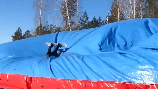 Прыгаем с трамплина в БАТУТ 2011.02 смотреть онлайн