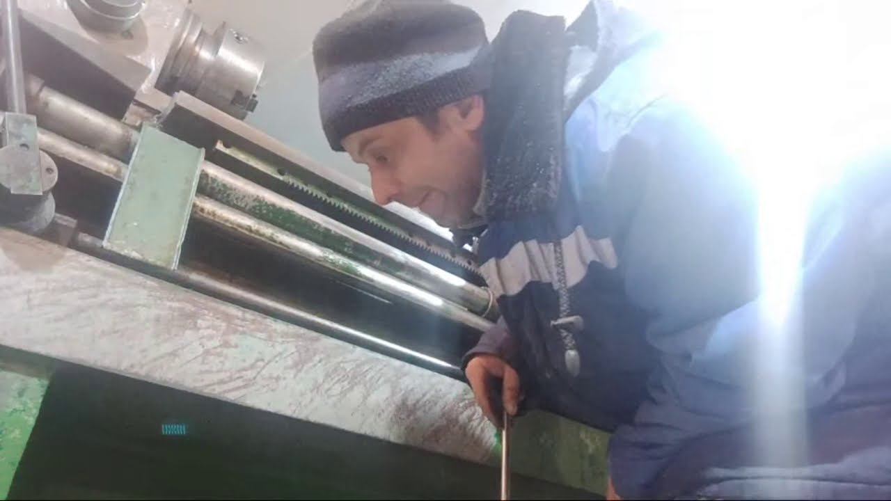 Очищаю токарный станок от старой краски ( самодельный шабер ) смотреть онлайн