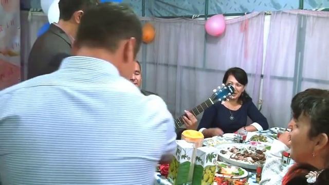 #Талант #2017 Жанболат агамыз əн айтып жатыр. под гитарой. Актобе той. ) гитарист..казакша гитара смотреть онлайн