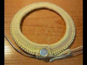 1. Двойной край горловины с планкой и петлёй под пуговицу.