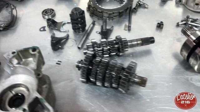 Restauration Honda 125 CR 1996 partie 2: On démonte le moteur et on reçoit la fourche! смотреть онлайн