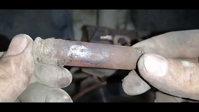 Устранение неприятных звуков в тормозах,смазка направляющих суппорта и замена тормозных колодок. смотреть онлайн