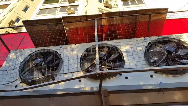 Кондиционеры магазина - вид с улицы смотреть онлайн
