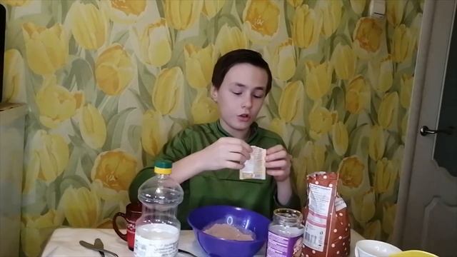 Шоколадно-кофейный кекс в кружке в микроволновке