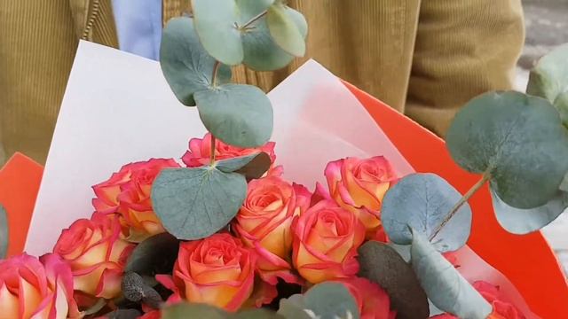 Букет из кустовой розы Нейла смотреть онлайн