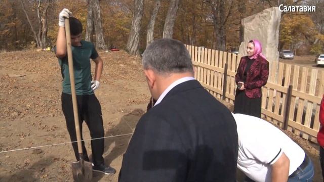 Посадка деревьев семьями погибших участников СВО в "Саду памяти" смотреть онлайн