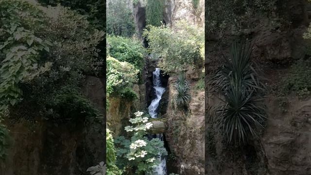 Top of waterfall at Parc des Buttes Chaumont смотреть онлайн