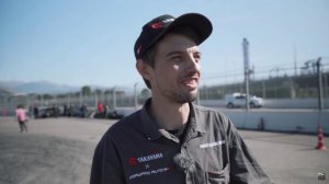 вижу что машина горит побежал его вытаскивать говорю: давай выходи