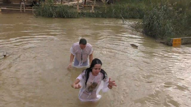 место Крещения Господня; погружение в священные воды Иордана 2 смотреть онлайн