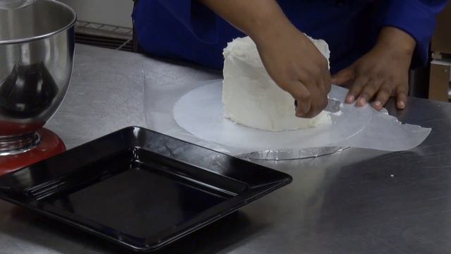 How to Keep Frosting From Sticking to the Cake Board on a Layered Cake : Take The Cake смотреть онлайн