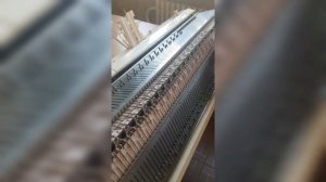 Простая шапка резинкой 2х2 на вязальной машине 3 класса