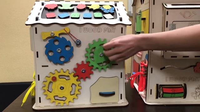 Сравнение двух бизибордов домиков I wood play смотреть онлайн