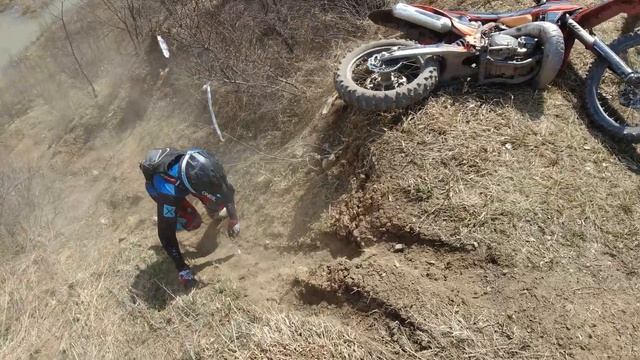 GR7 4т vs KTM 2т, лайт по карьеру после зимовки смотреть онлайн