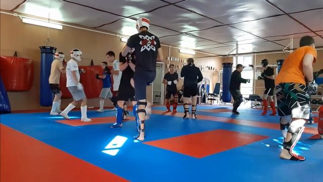 Фрагмент учебно-тренировочного занятия по киокусинкай. смотреть онлайн