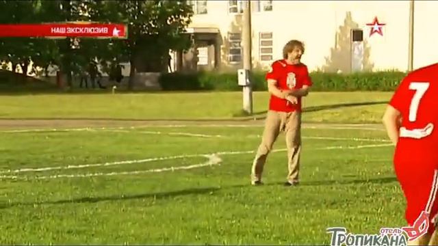 Эмир Кустурица играет в футбол против спортсменов 1:3 смотреть онлайн