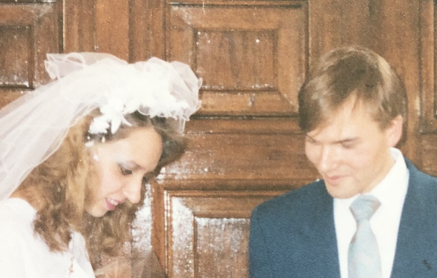 Поэт и в даль, и в корень зрит