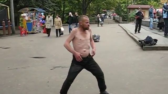 бомж танцует смотреть онлайн
