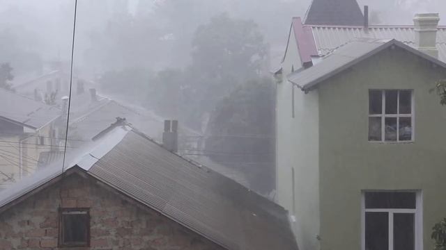 Как ведет себя водосточная система во время ливня в Симферополе смотреть онлайн