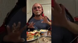 Мужык кушает руками девушки ? Полный угар ?