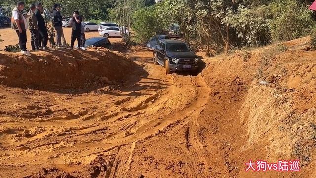 2023 Toyota Land Cruiser & Haval H9 Off-road on muddy road смотреть онлайн