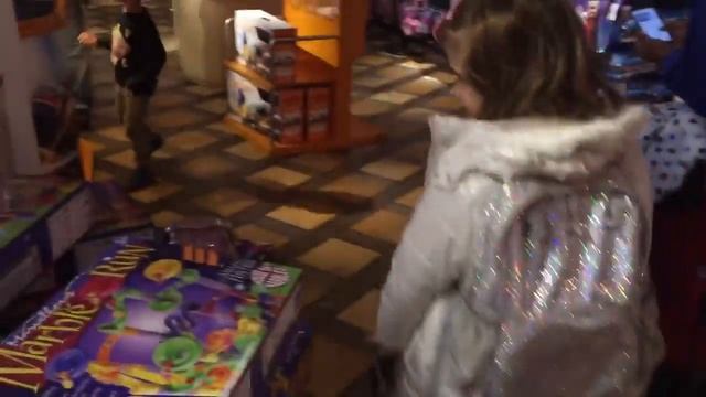Annabelle Reay's walking in Harrods смотреть онлайн
