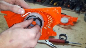 Ремонт стартера китайской пилы. Как намотать-вставить пружину и шнур (верёвку) стартера