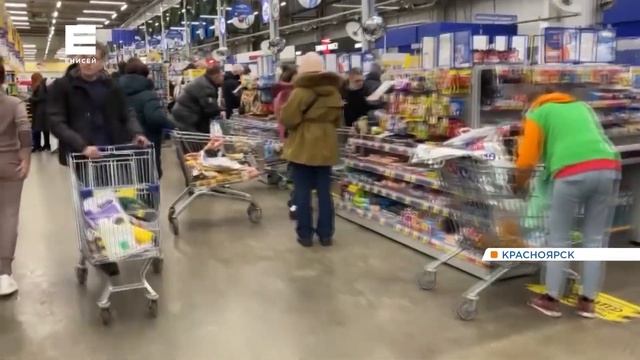 Жители Красноярска выстроились в гигантские очереди за продуктами к новогоднему столу смотреть онлайн