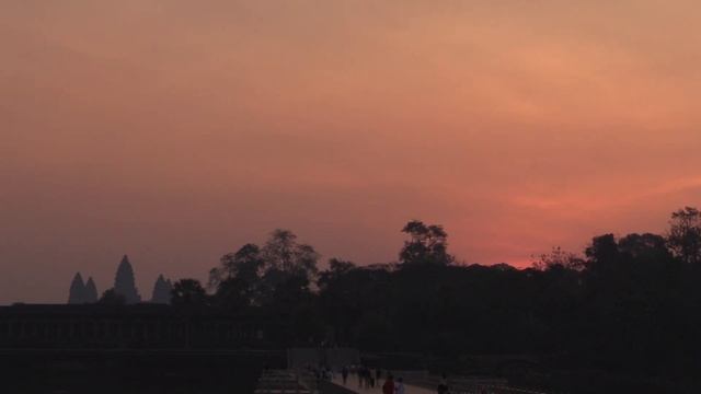 ЖДЕМ ВОСХОД СОЛНЦА. ХРАМОВЫЙ КОМПЛЕКС АНГКОР ВАТ (Angkor Wat. Cambodia) (7) смотреть онлайн